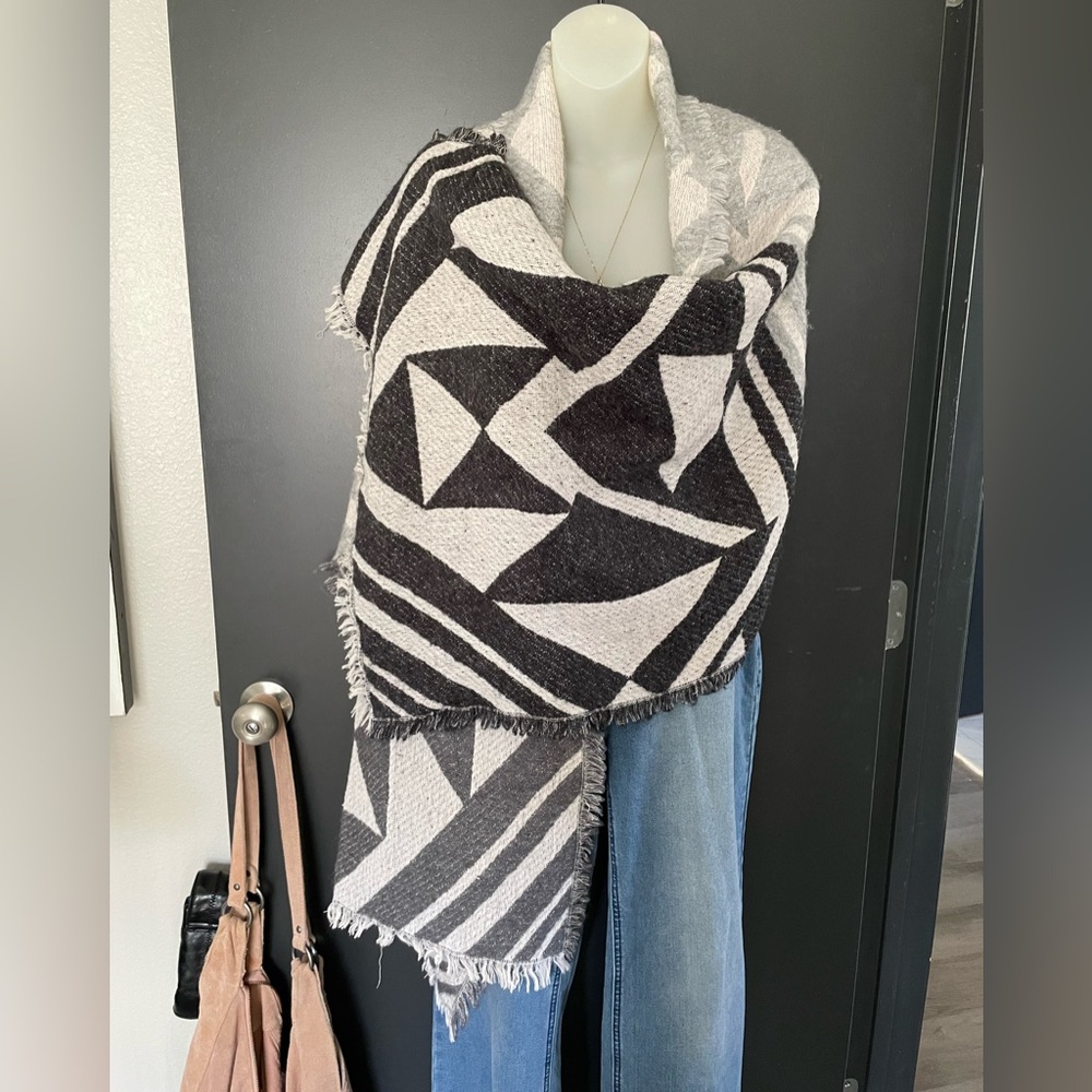 American Eagle Outfitters Gray Cream black Geometric Blanket shawl Aztec nursing - Picture 2 of 6